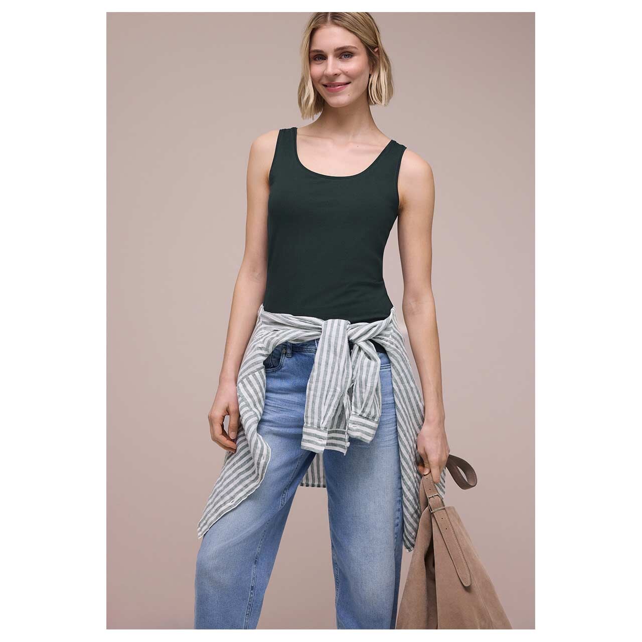 Damen Top Anni von Street One in Dunkelgrün, Vorderansicht am Model