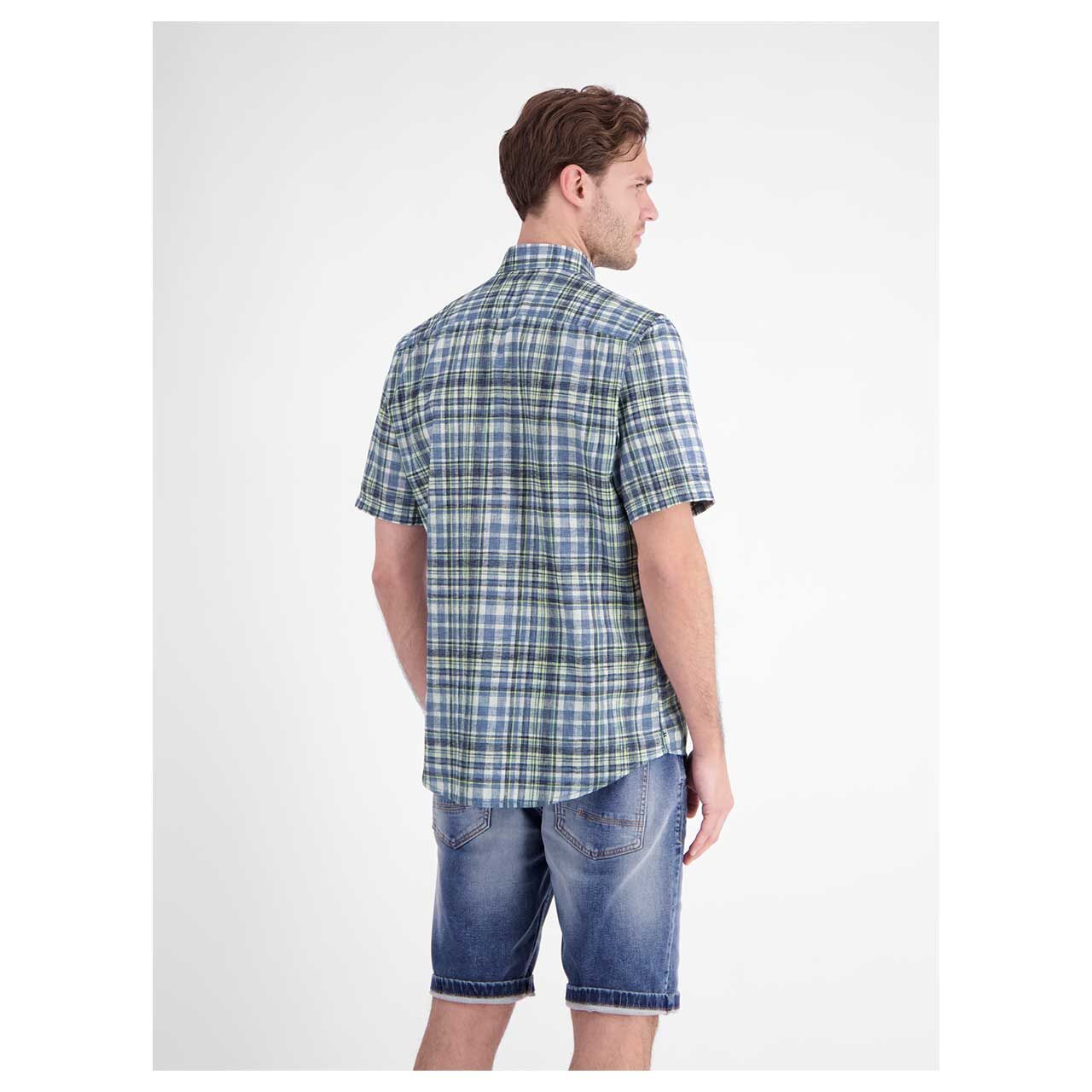 Herren 1/2 Arm Hemd von Lerros in Dunkelblau kariert, Rückansicht am Model