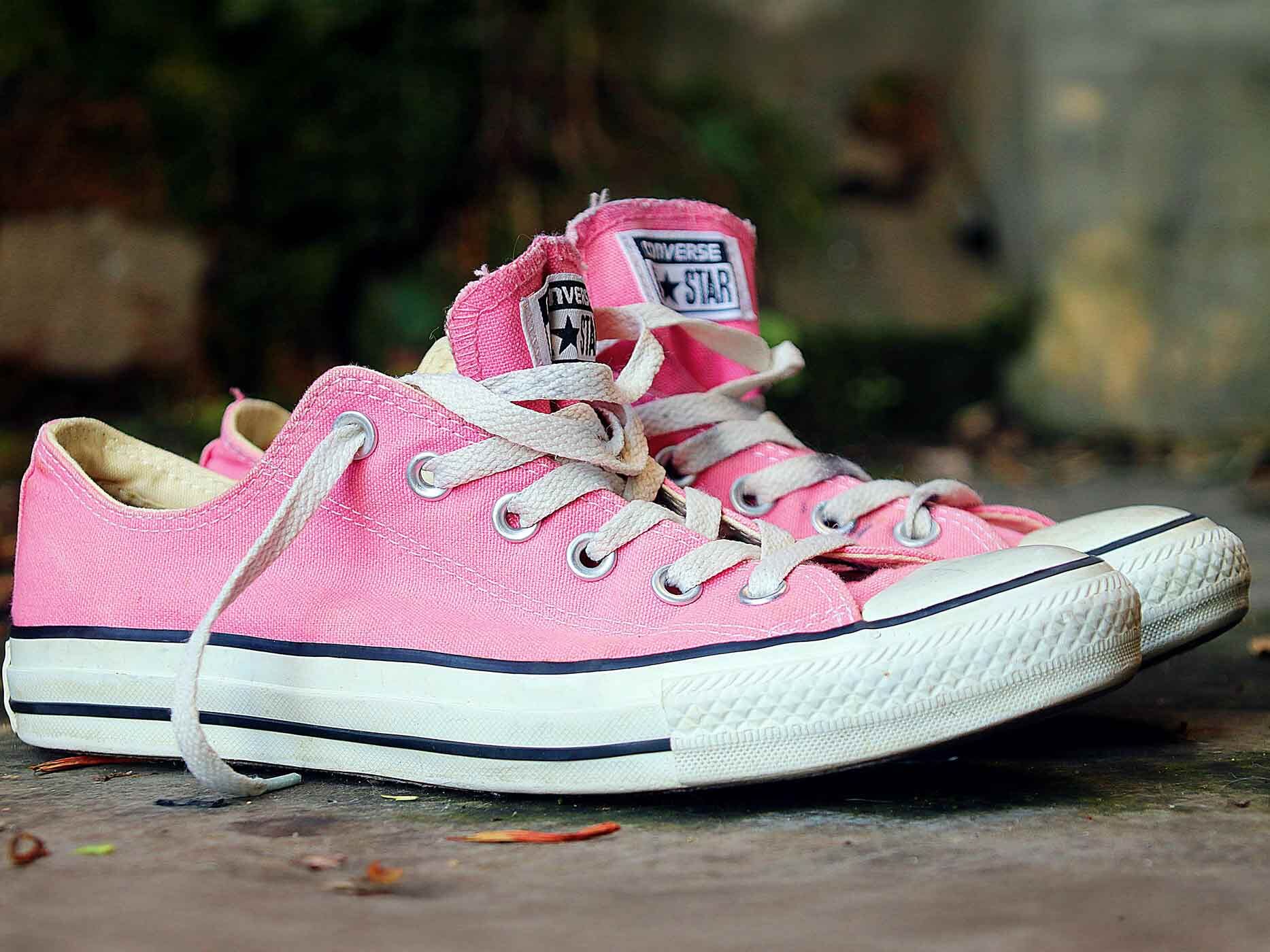 Ein Paar pinke Chucks.
