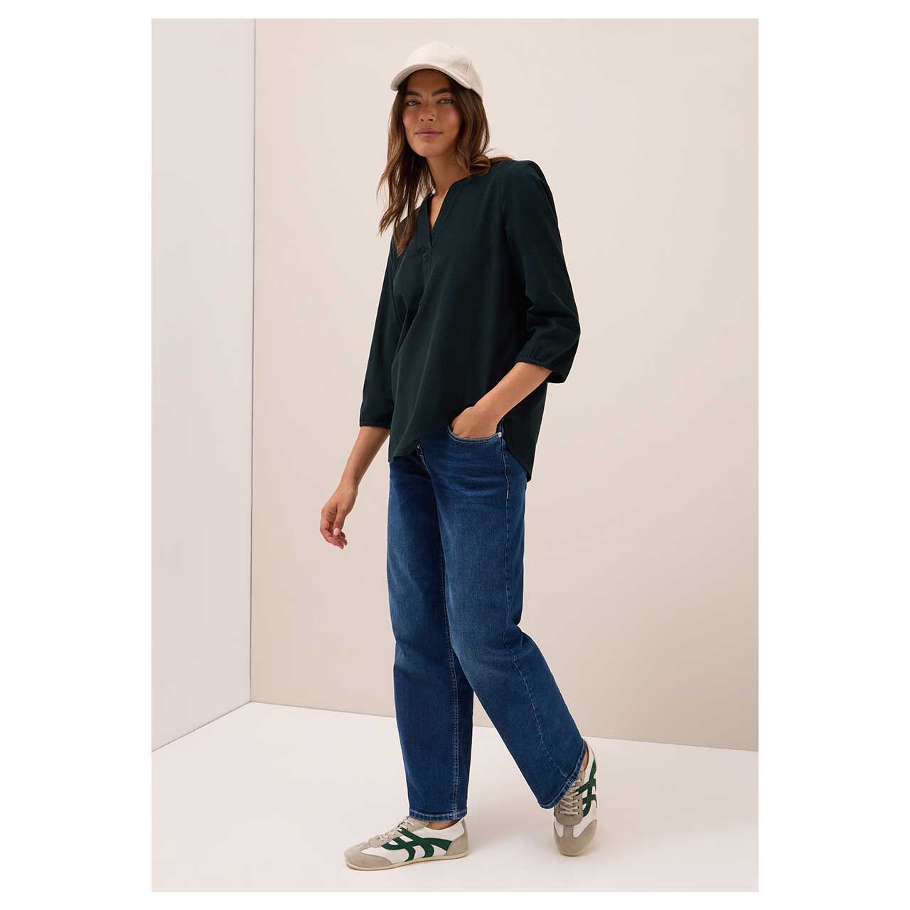 Damen 3/4 Arm Cord Bluse Solid Corduroy von Street One in Dunkelgrün, Vorderansicht am Model in der Totalen