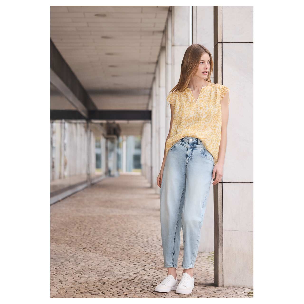 Damen Ankle Jeans Barrel von Street One Studio in Hellblau angewaschen, Vorderansicht am Model