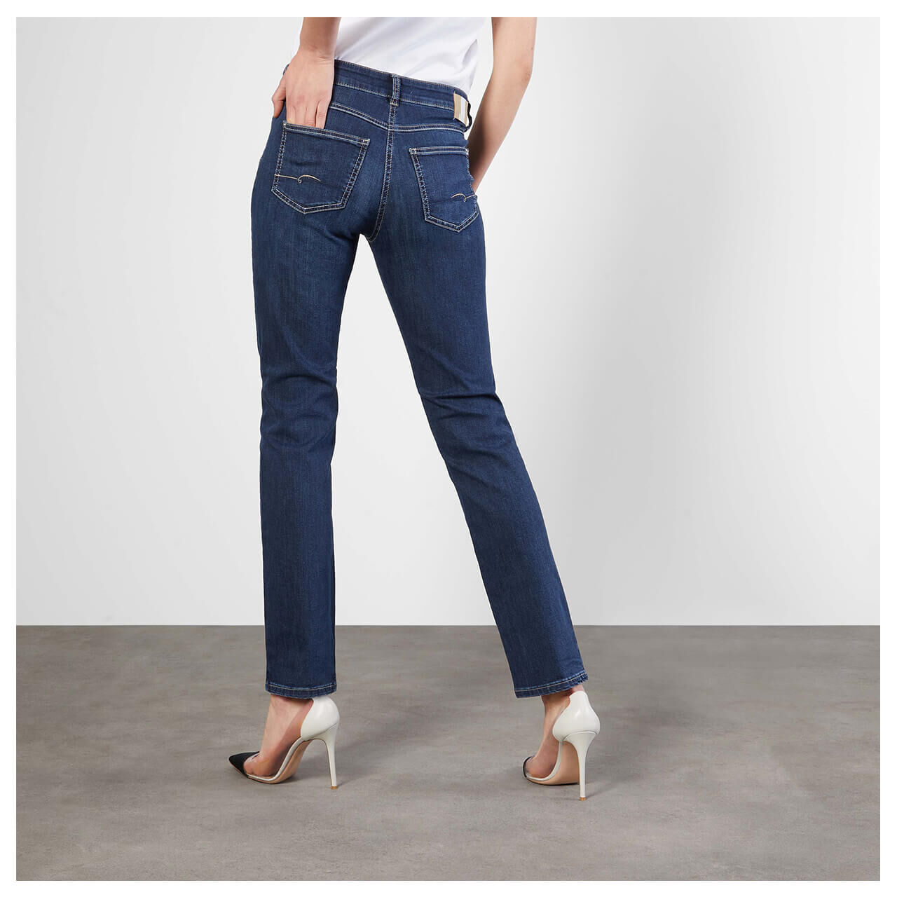 mac-angela-jeans-dark-blue-used-buffy-d845-model-hinten Damenjeans Angela von MAC in Dunkelblau verwaschen, Rückansicht am Modell