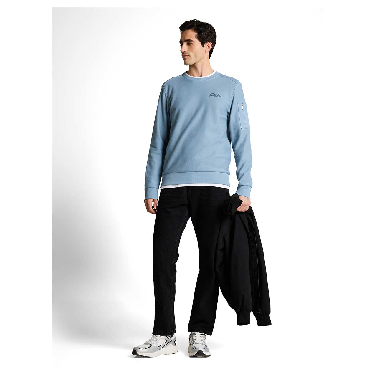 Herren Sweatshirt Structured Crewneck von Tom Tailor in Hellblau, Ganzkörperansicht am Model
