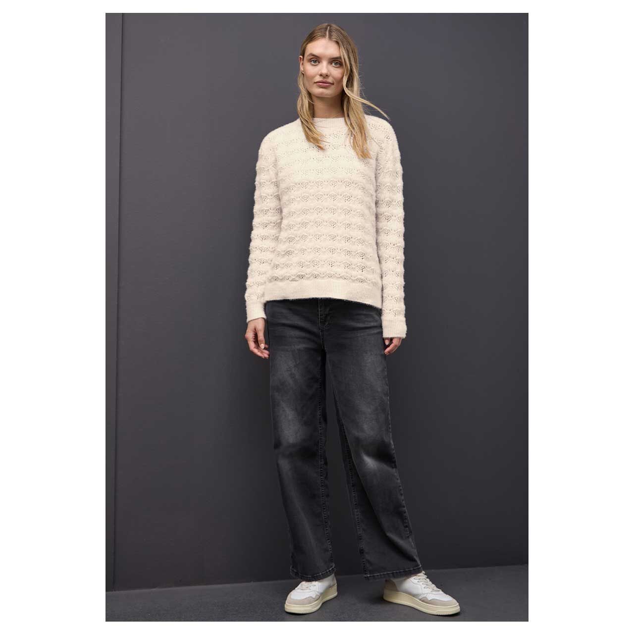 Damen Pullover Fluffy Structure von Street One in Hellbeige, Ganzkörperansicht am Model