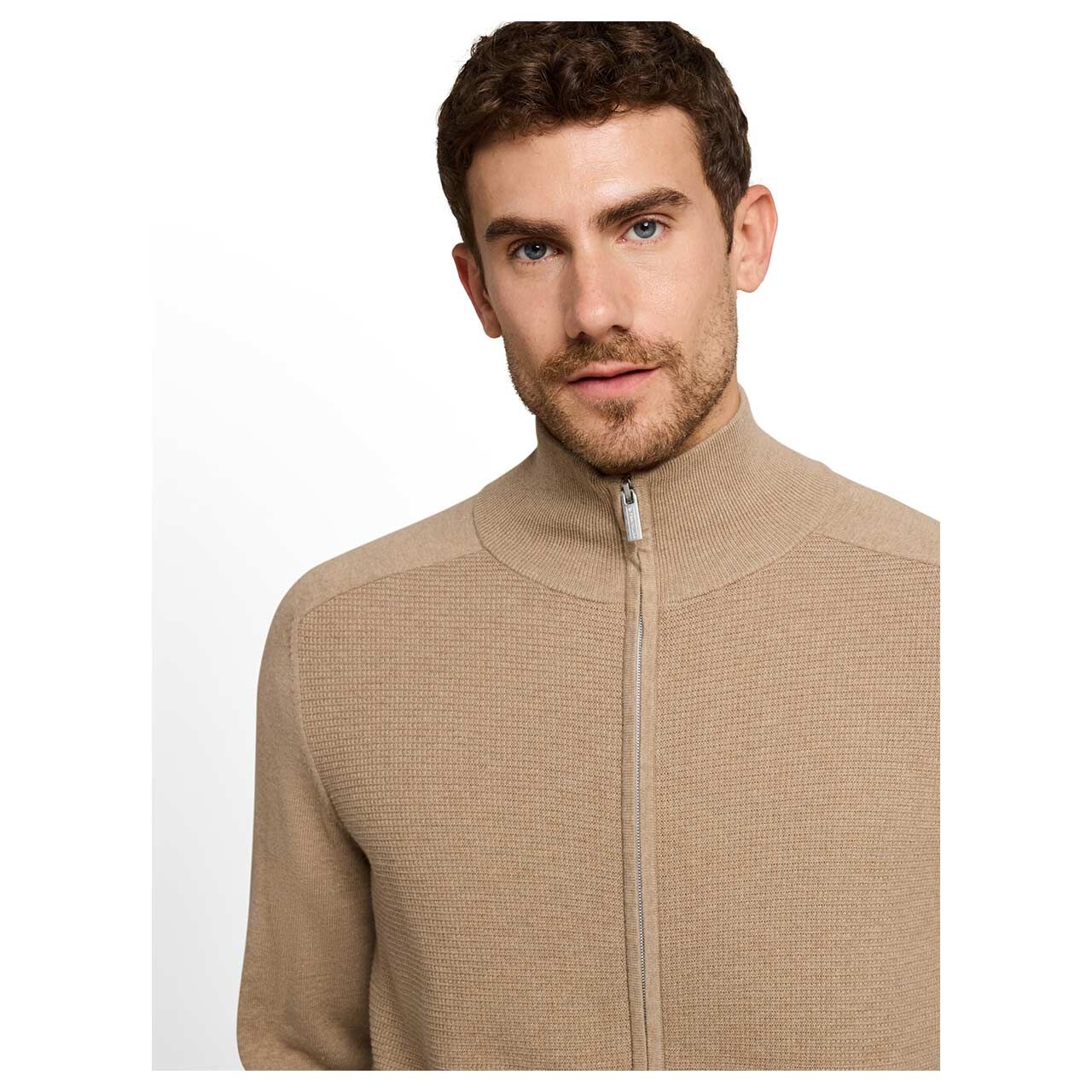 Herren Strickjacke Basic Zip Jacket Knit von Tom Tailor in Sandbraun meliert, Detailansicht am Model