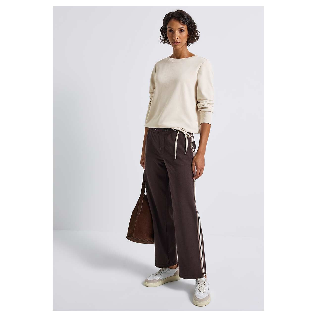 Damen Pullover Crewneck von Street One in Cremeweiß, Ganzkörperansicht am Model