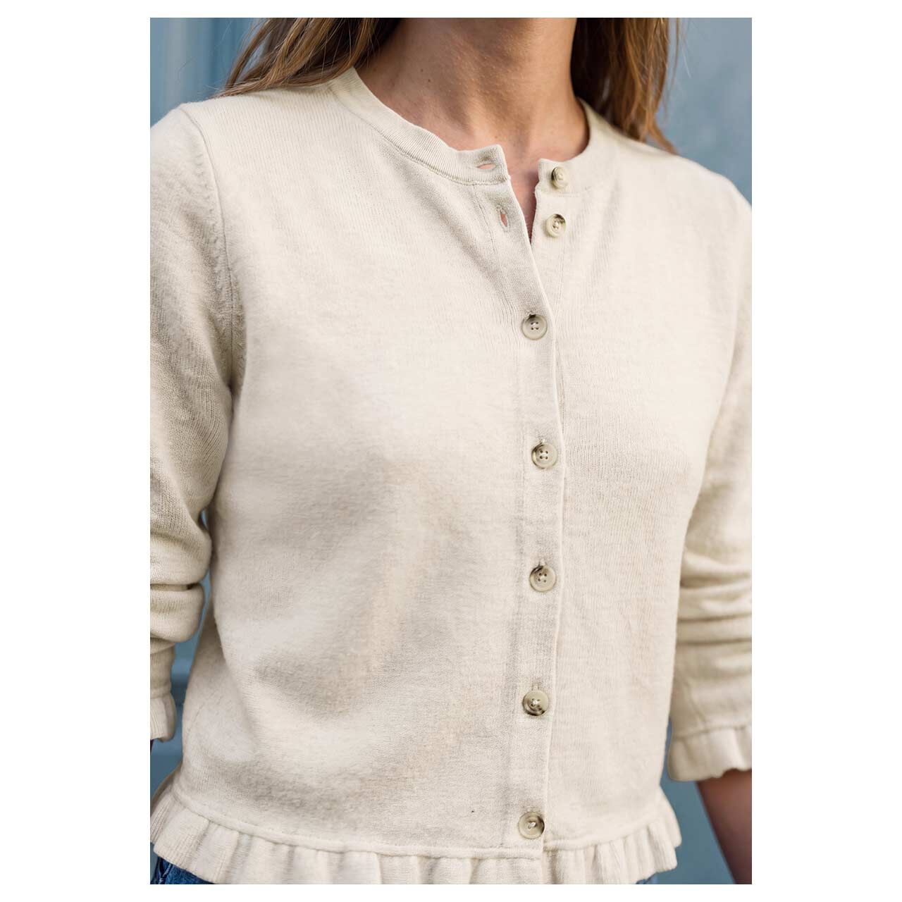 Damen Strickjacke Soft Jacket Frills von Street One Studio in Beige meliert, detaillierte Vorderansicht am Model