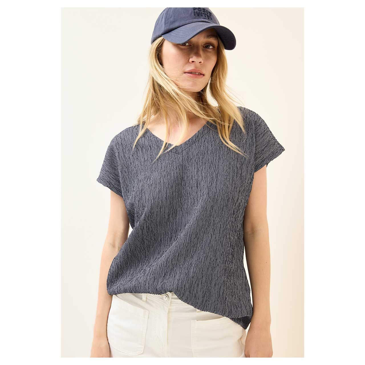 Vorderansicht des getragenen Damen T-Shirts Crepe Structure V-Neck von Cecil in Dunkelblau mit Print