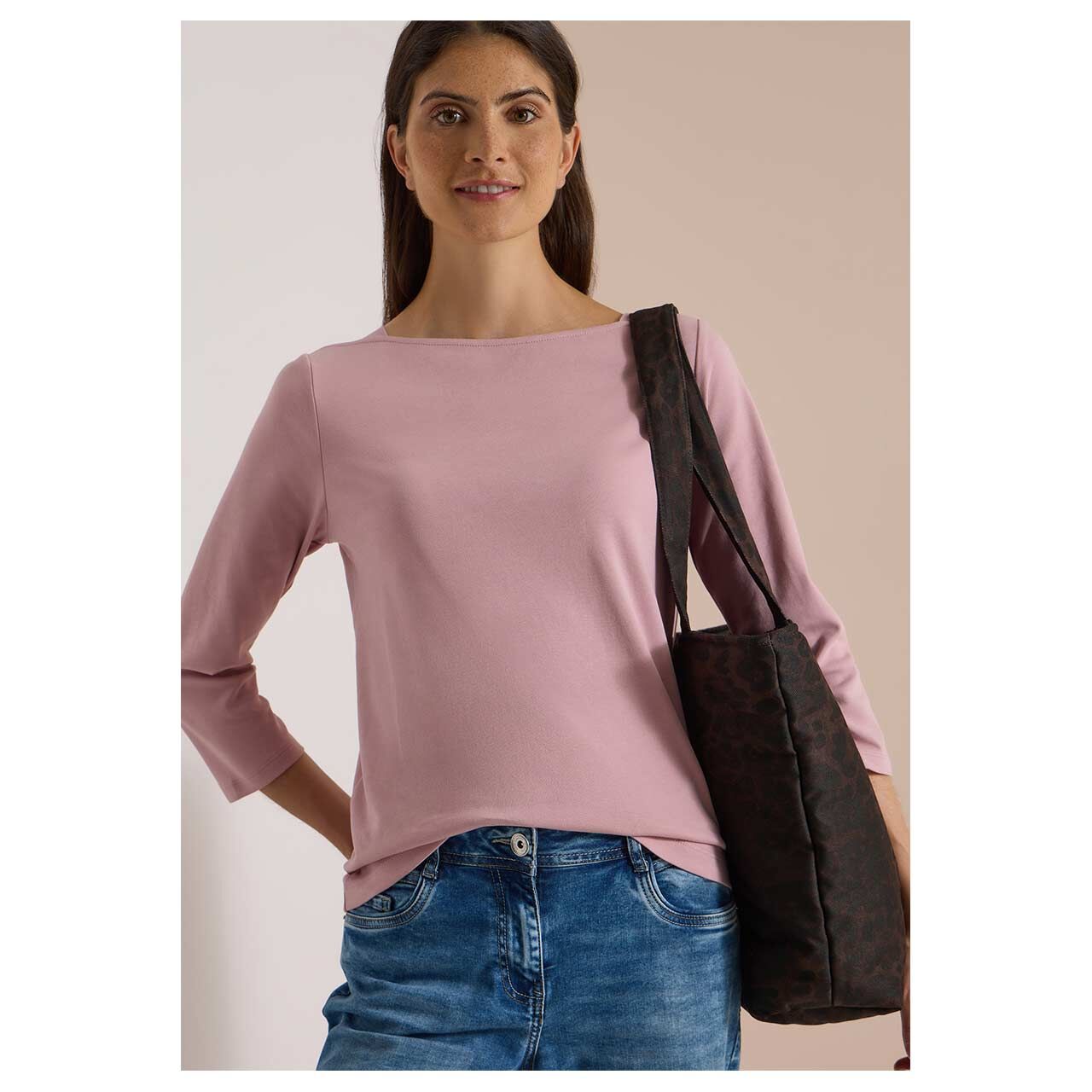 Damen 3/4 Arm Shirt Basic Boatneck von Cecil in Rosa, detaillierte Vorderansicht am Model