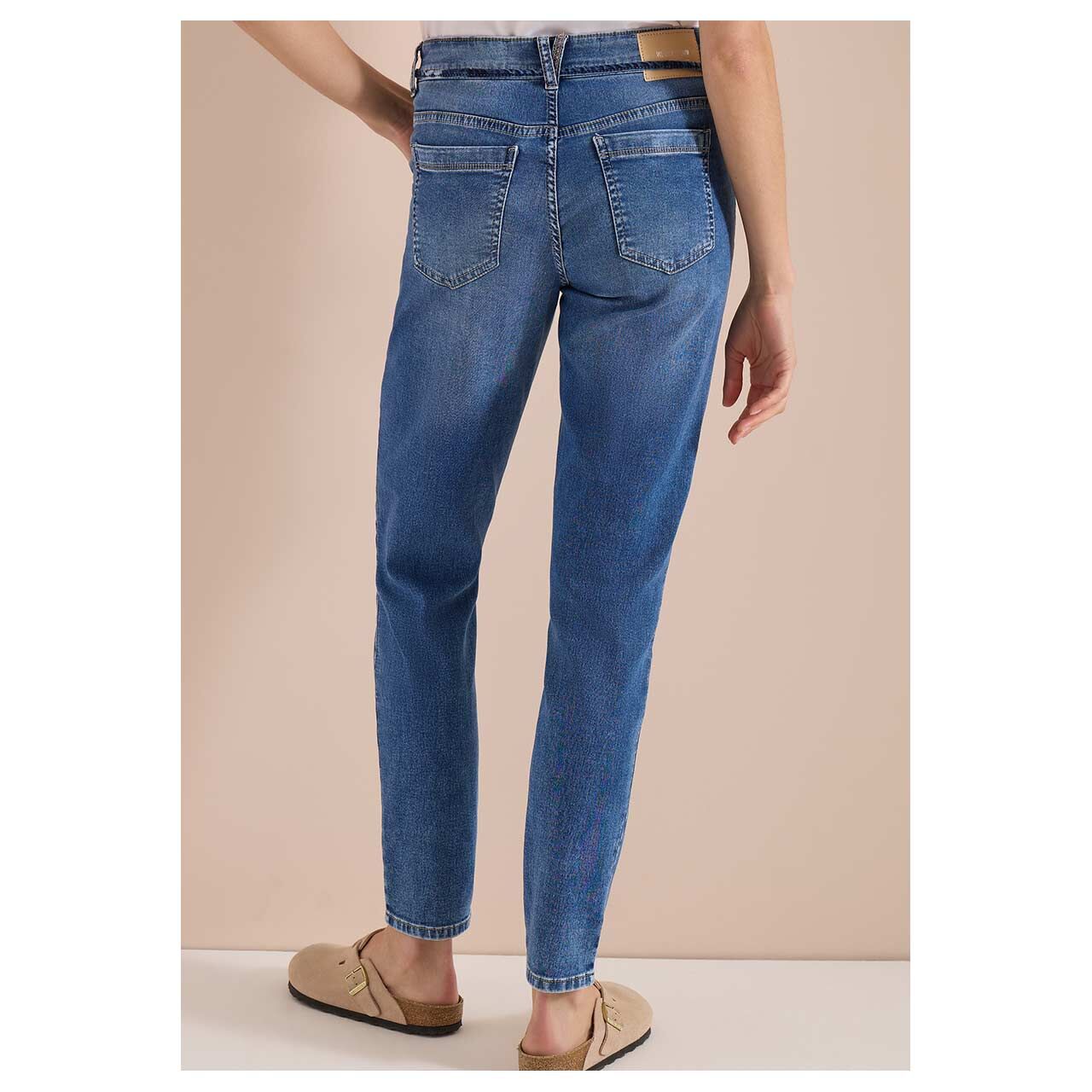 Damenjeans Tracey Jogg von Cecil in Blau angewaschen, Rückansicht am Model