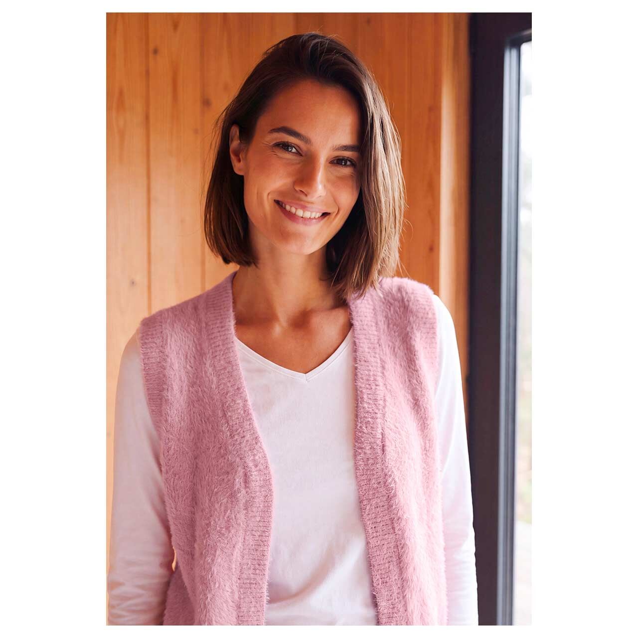 Damen Strickweste Open Feather Yarn Vest von Cecil in Rosa, detaillierte Vorderansicht am Model
