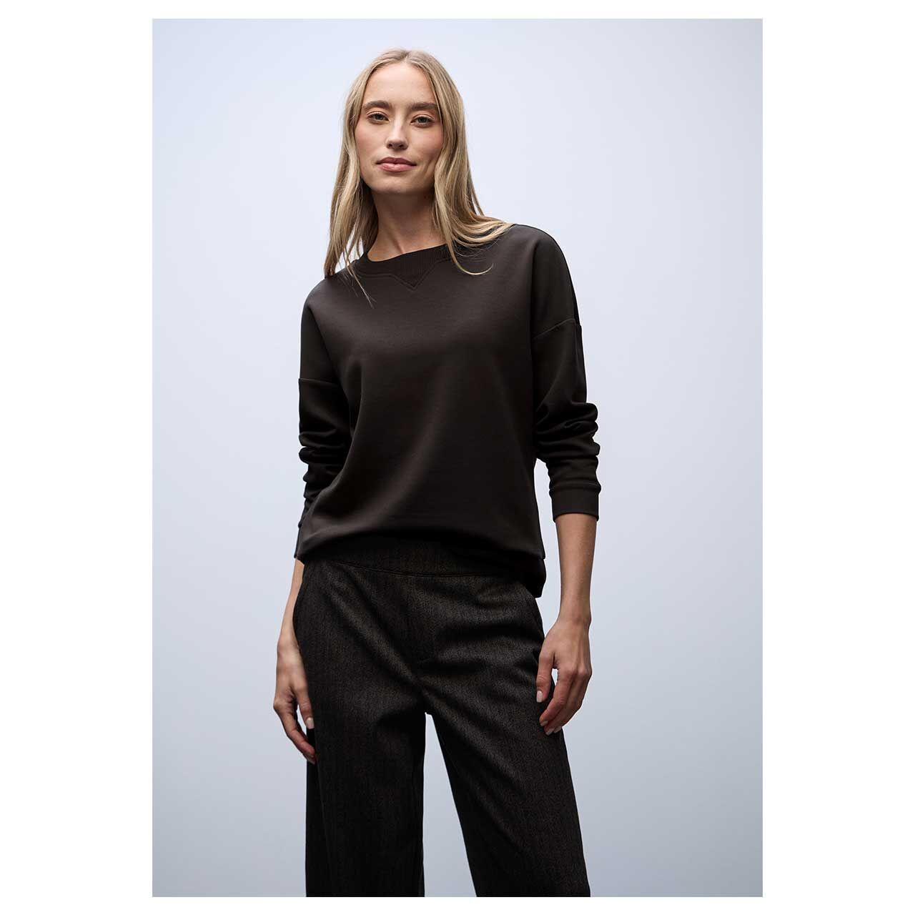 Damen Sweatshirt Rib Neck von Street One in Dunkelbraun meliert, Vorderansicht am Model