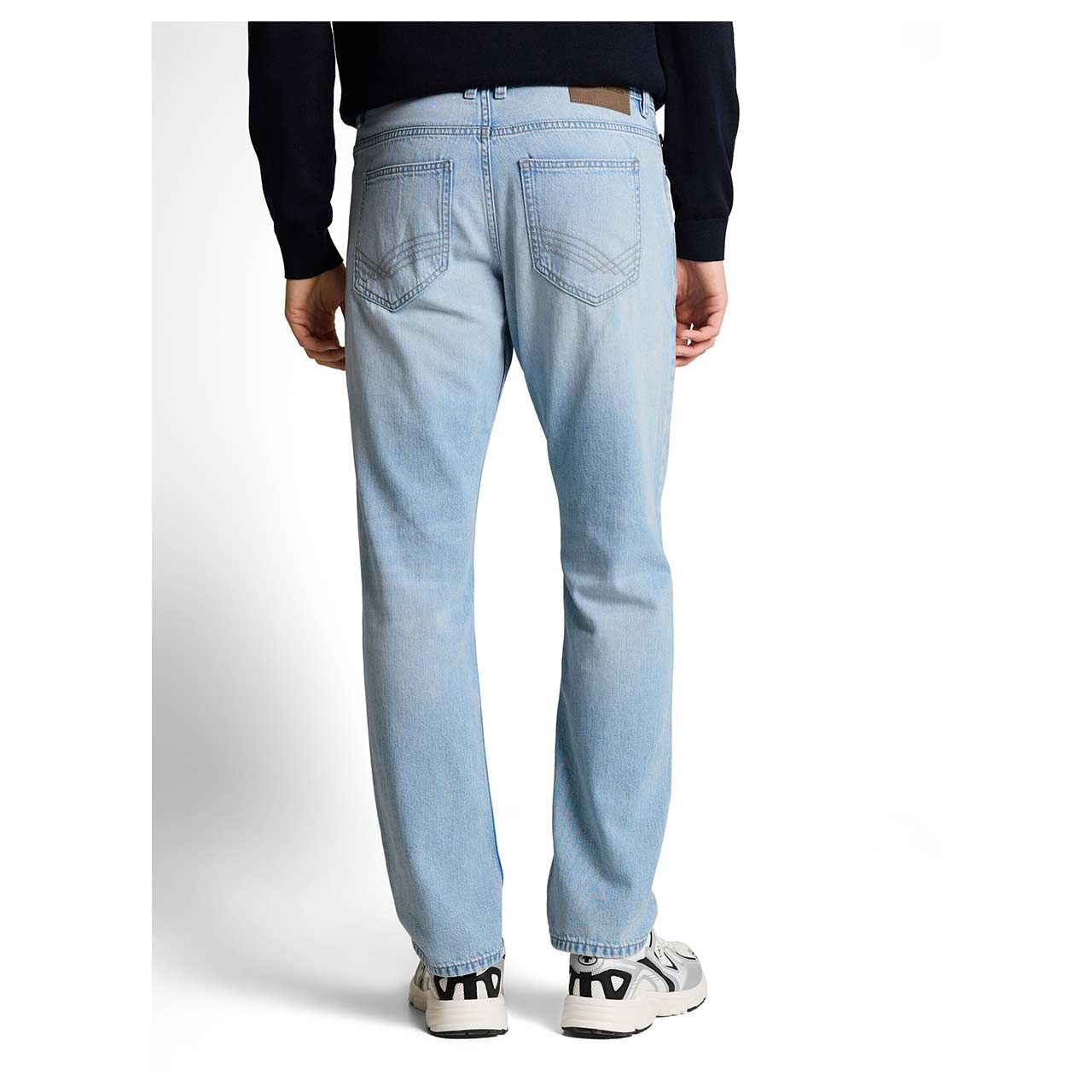 Herrenjeans Marvin von Tom Tailor in Hellblau angewaschen, Rückansicht am Model
