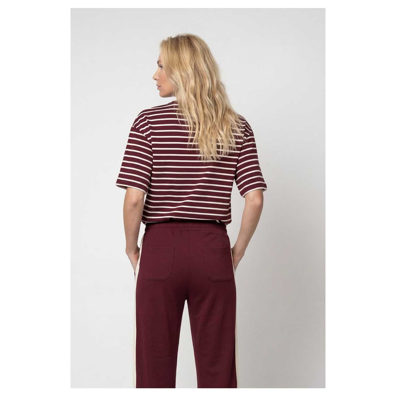 Damen T-Shirt von Monari in Lila gestreift, Rückansicht am Model
