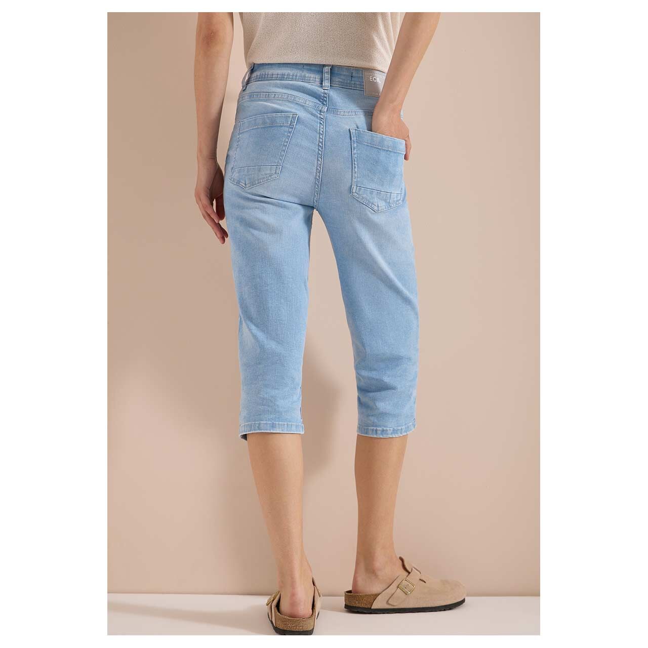 Damen Capri 3/4 Jeans Toronto von Cecil in Hellblau angewaschen, Rückansicht am Model