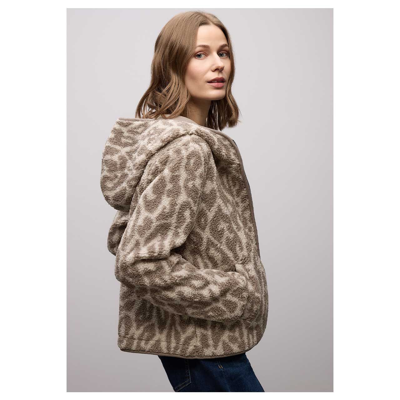 Damen Teddyjacke von Street One in Braun mit Print, Seitenansicht am Model