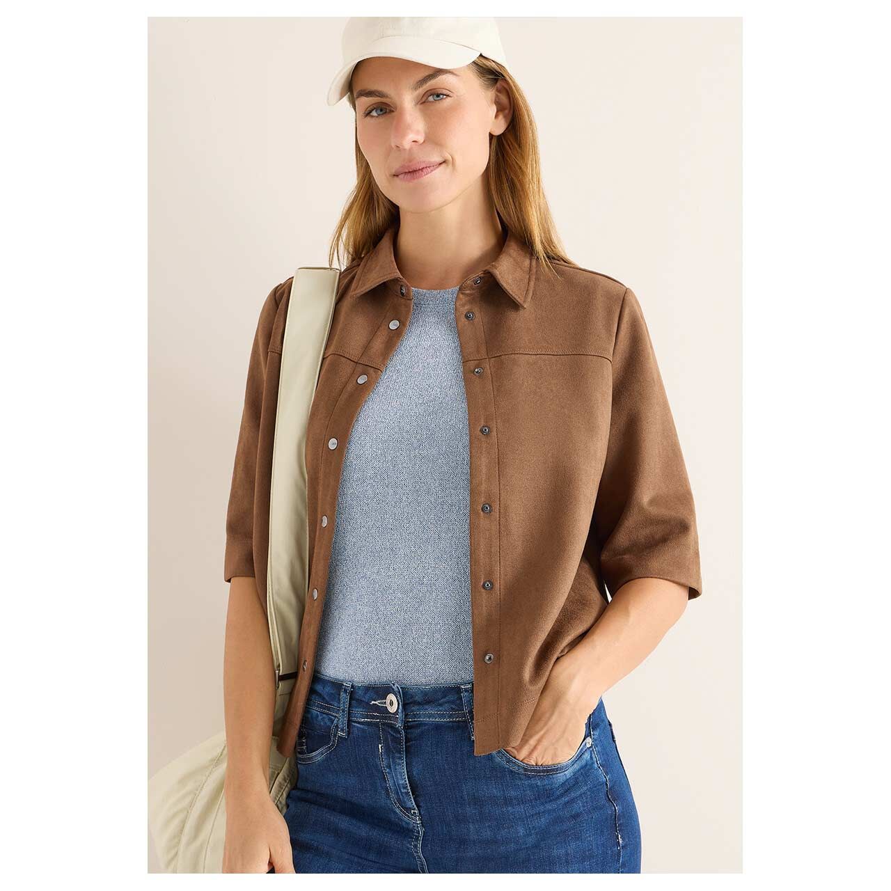 Damen Damen 3/4 Arm Bluse Velours von Cecil in Braun, detaillierte Vorderansicht am Model