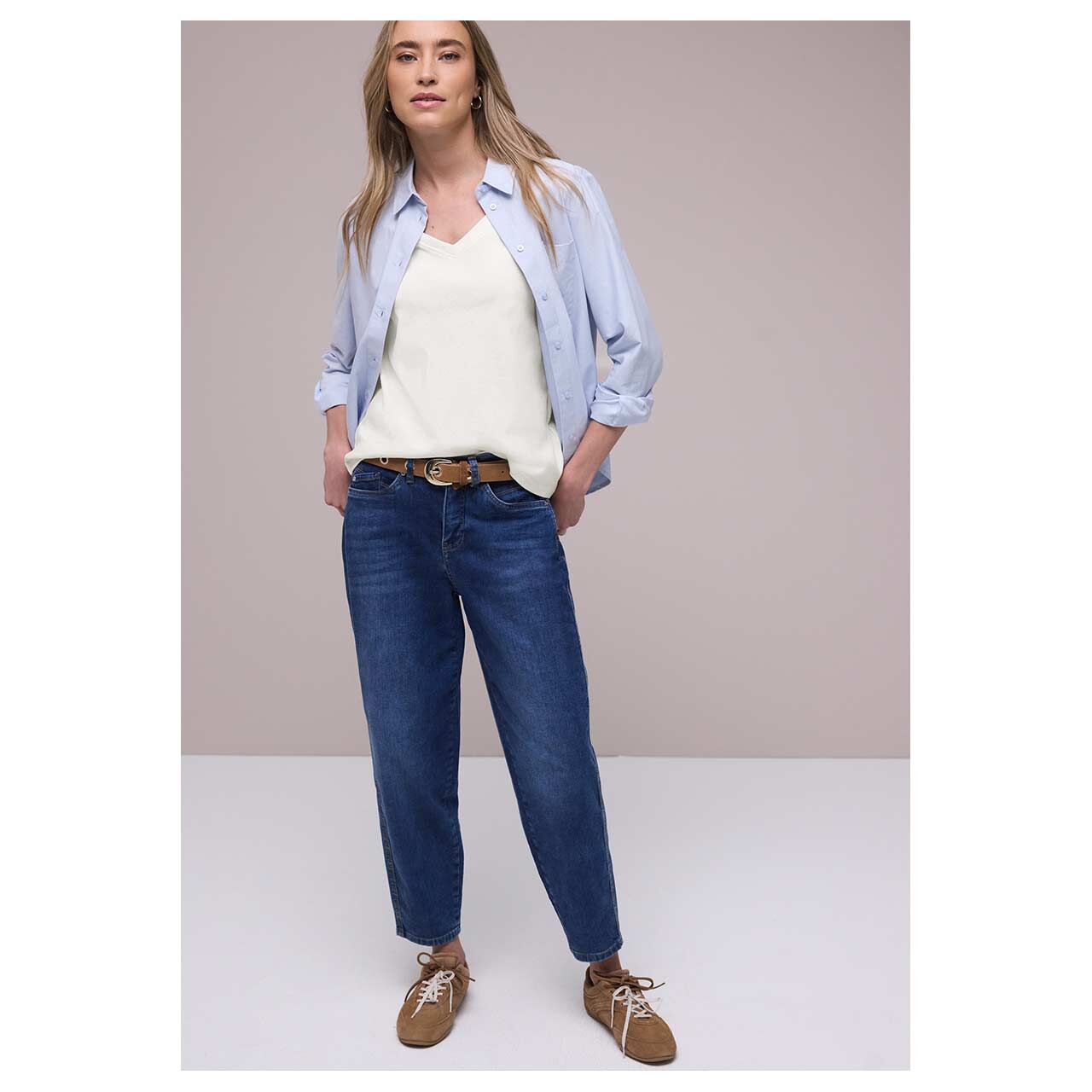 Damen T-Shirt Basic V-Neck von Street One in Cremeweiß, Ganzkörperansicht am Model