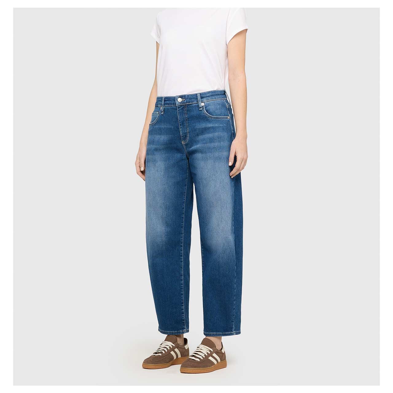 Damen Ankle Jeans Danni von MAC in Blau angewaschen, seitliche Vorderansicht am Model