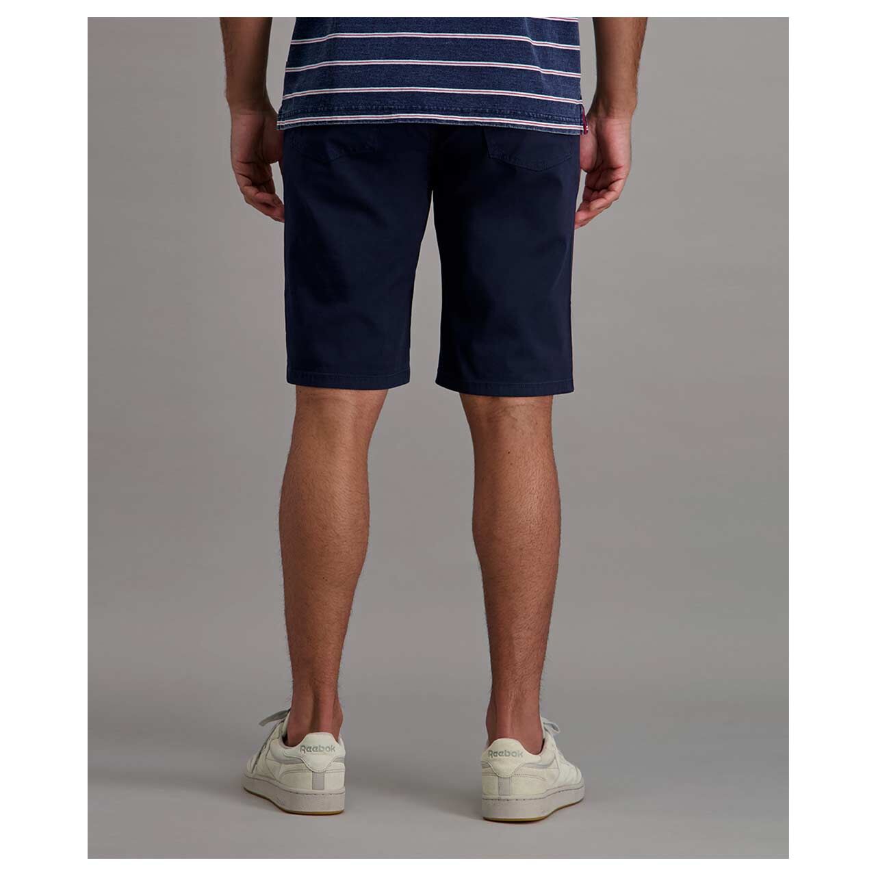 Baumwoll Bermuda Finn von Pioneer in Dunkelblau, Rückansicht am Model