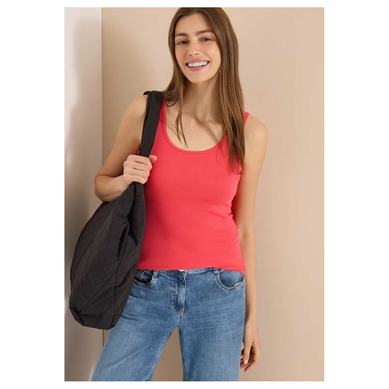 Damen Top Linda von Cecil in Korallenrot, Vorderansicht am Model mit Tasche