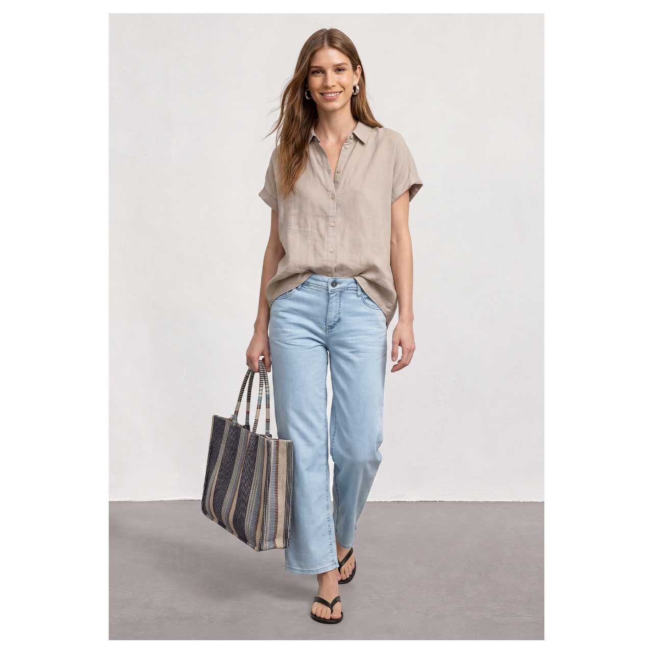 Stretch Damen 7/8 Jeans Emee Wide Leg von Street One in Hellblau angewaschen, Ganzkörperansicht am Model