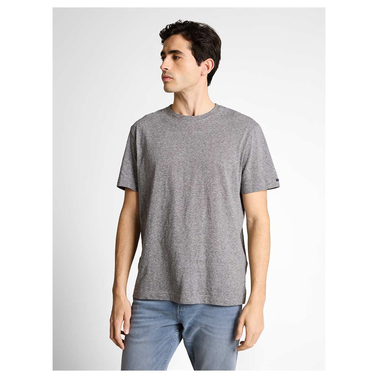 Herren T-Shirt Fine Stripe von Tom Tailor in Grau gestreift, Vorderansicht mit Model