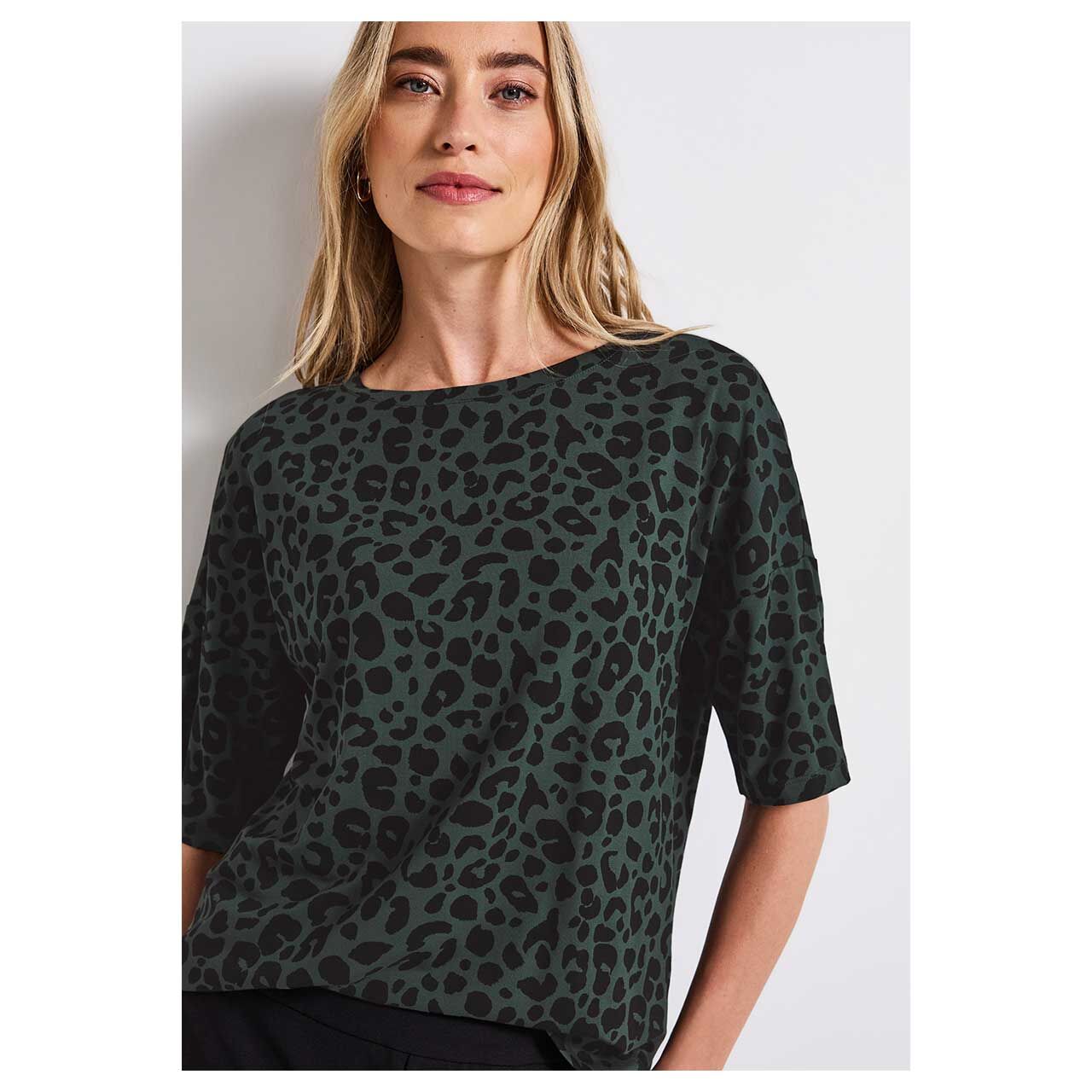Damen T-Shirt Crista von Street One in Dunkelgrün mit Leo-Print, detaillierte Ansicht am Oberkörper