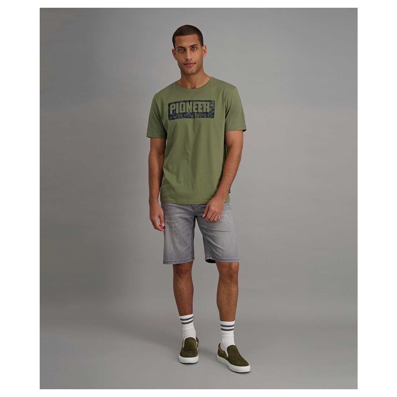 Pioneer Herren T-Shirt in Grün mit Print, Vorderansicht am Model