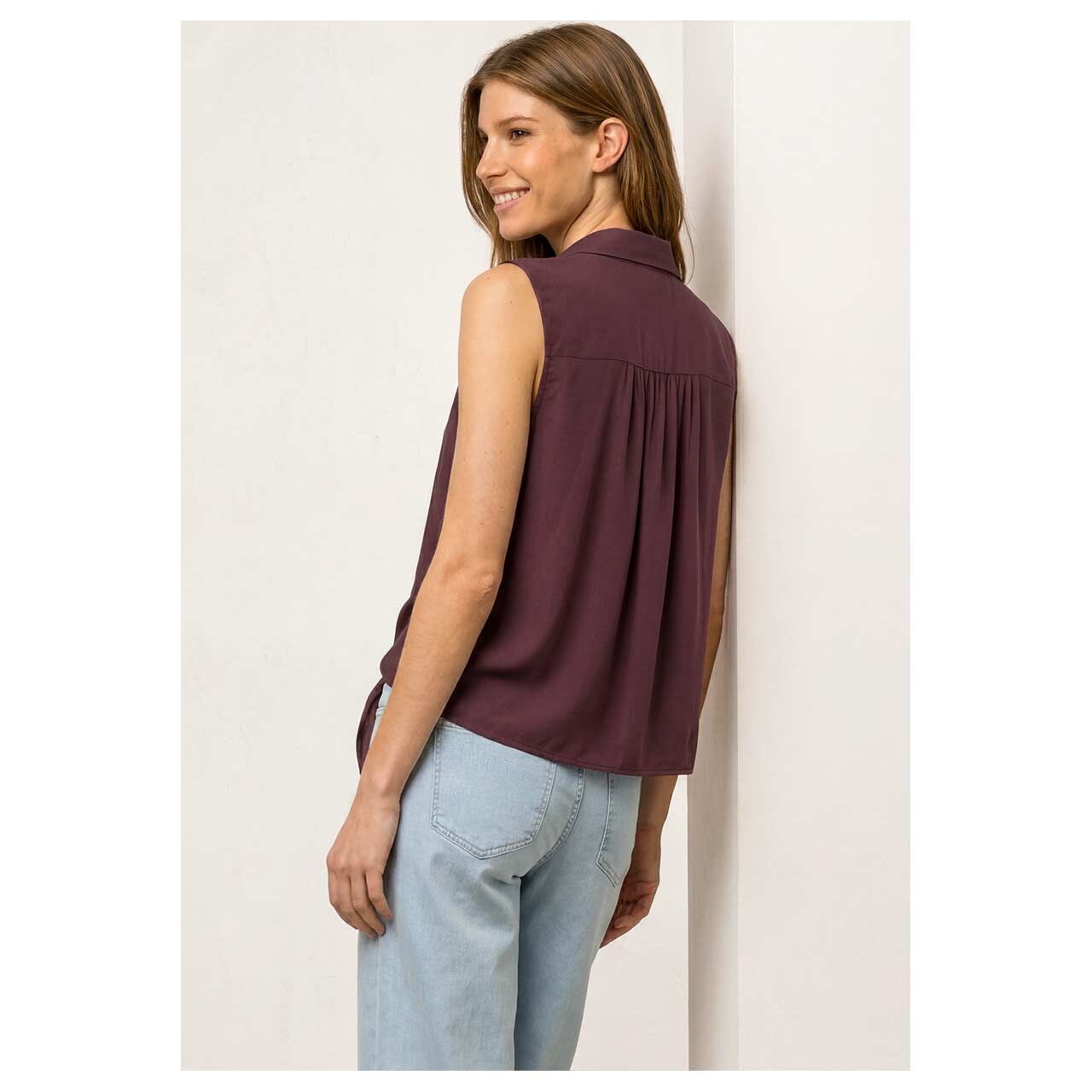 Damen Blusen Top Bowling Collar von Street One in Lila, Rückansicht am Model