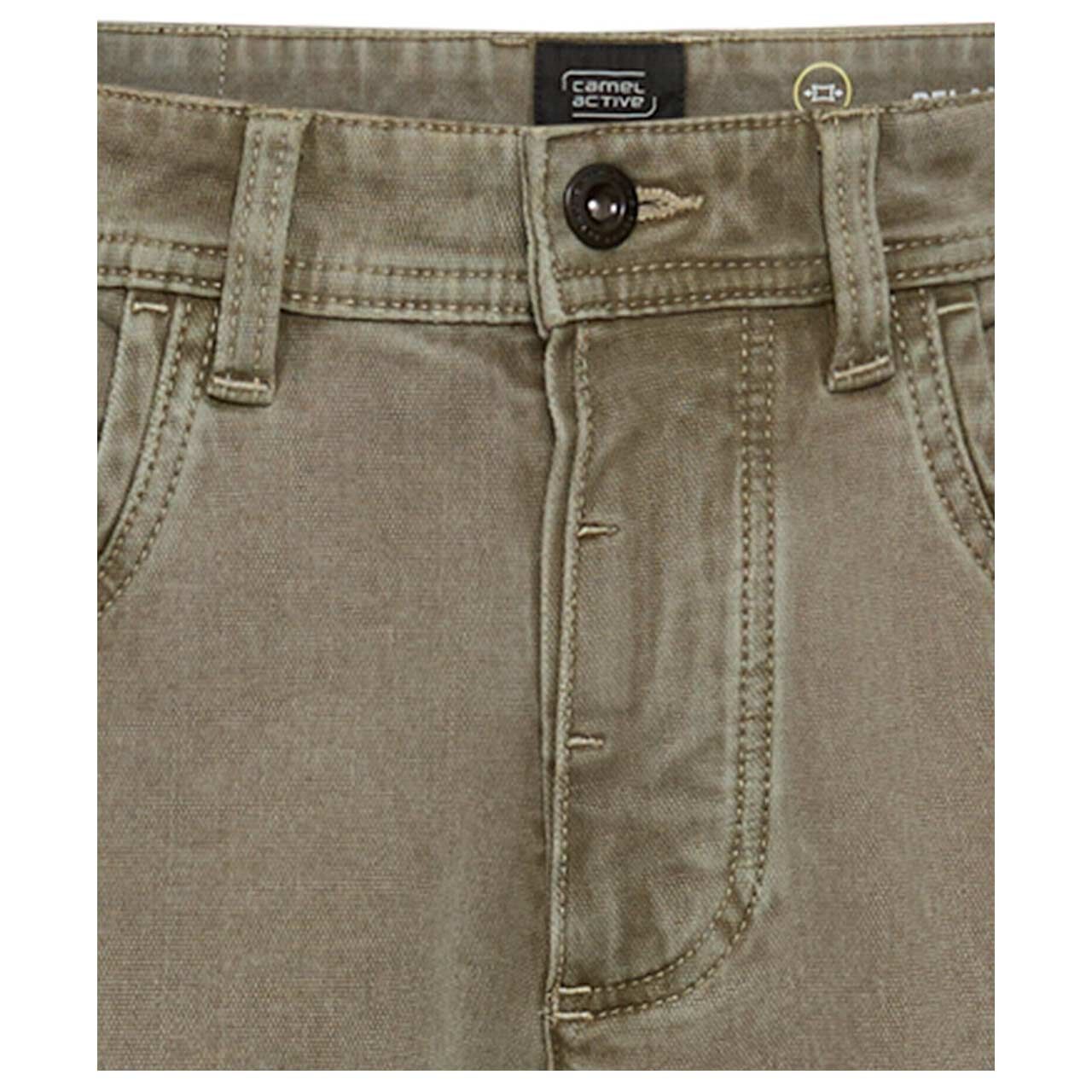 Stretch Herrenjeans Woodstock von Camel active in Salbeigrün, Detailansicht Verschlussknopf