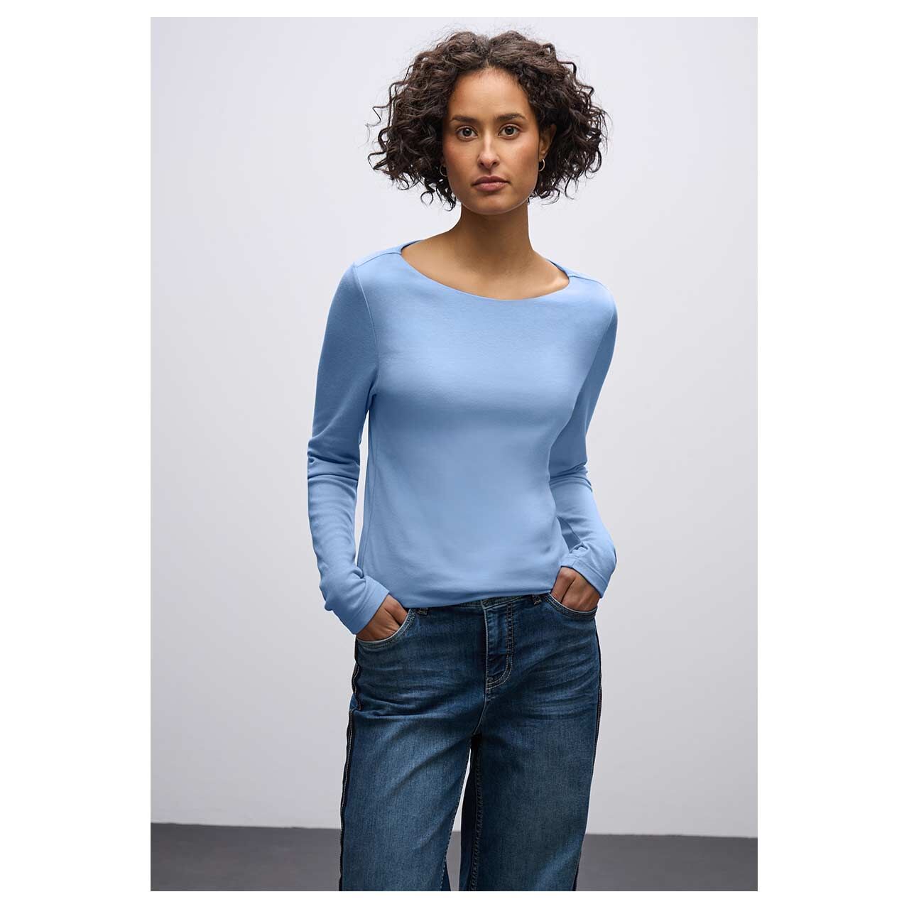 Damen Langarm Shirt Lanea von Street One in Hellblau, Vorderansicht am Model