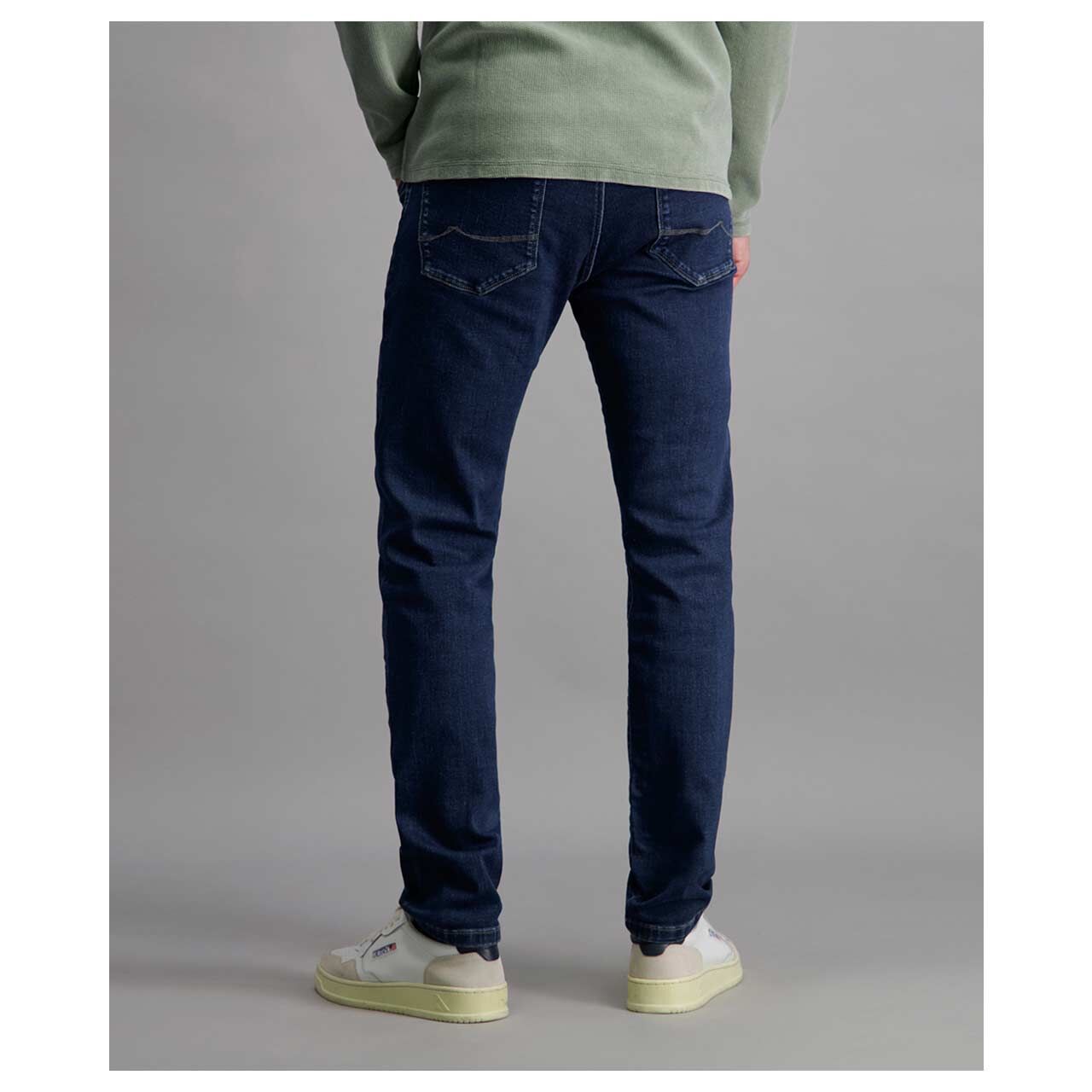 Stretch Herrenjeans Eric Megaflex in Dunkelblau angewaschen von Pioneer, Rückansicht am Model