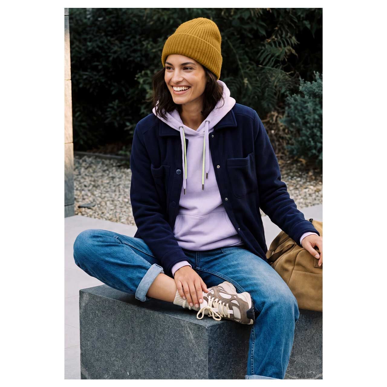 Damen Mütze Solid Knit Cap von Cecil in Goldgelb meliert, Ganzkörperansicht am sitzenden Model