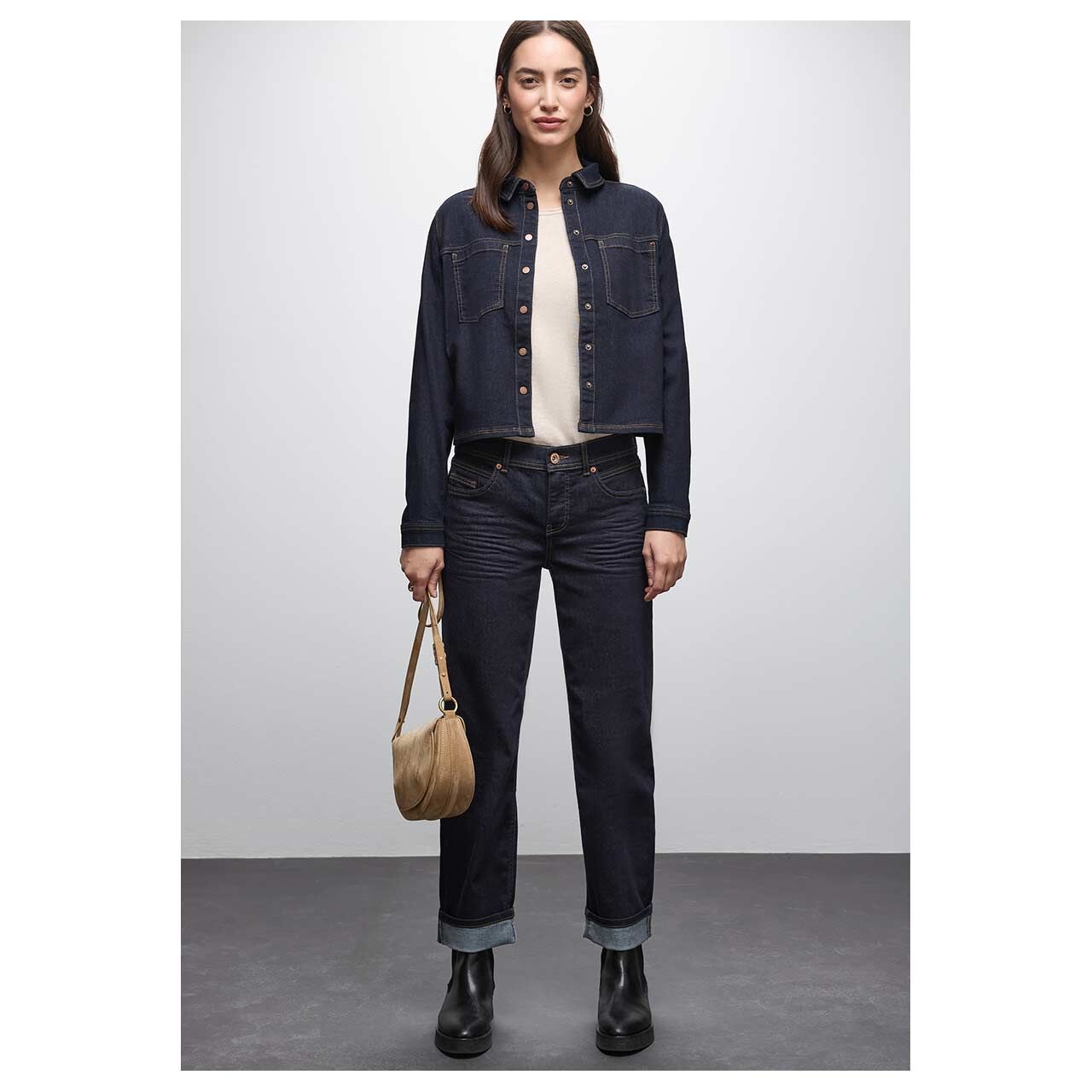 Stretch Damenjeans Straight Leg von Street One in Dunkelblau, Ganzkörperansicht Outfit am Model