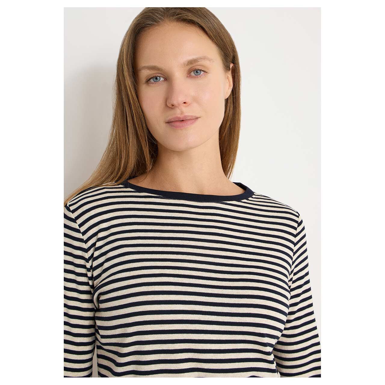 Damen Langarm Shirt Vertical Structure Boatneck von Cecil in Dunkelblau gestreift, detaillierte Vorderansicht am Model