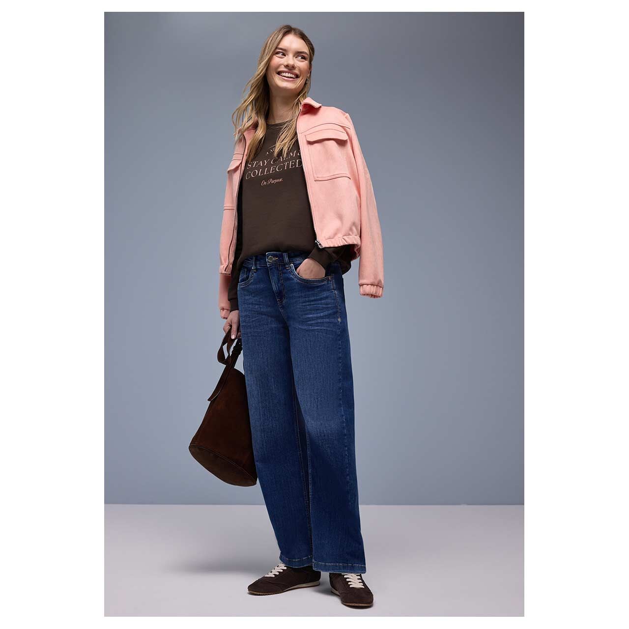 Damen Sweatshirt Crewneck Artwork von Street One in Dunkelbraun mit Print, Ganzkörperansicht gestylt am Model