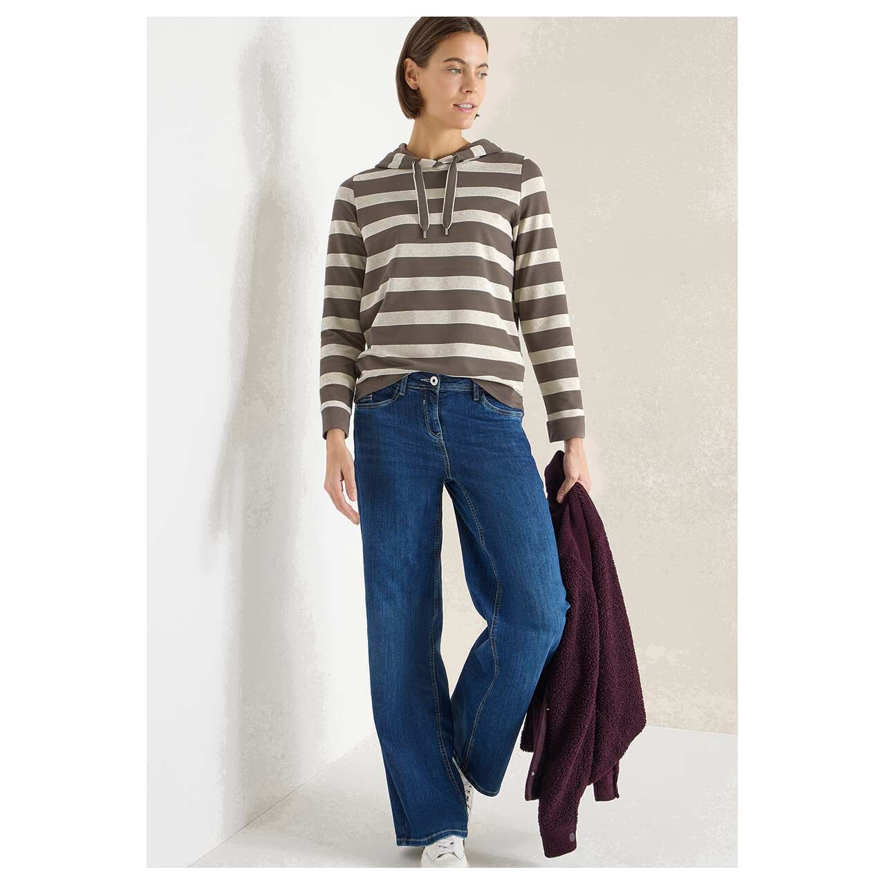 Damen Hoodie Sweatshirt von Cecil in Braun gestreift, Ganzkörperansicht am Model