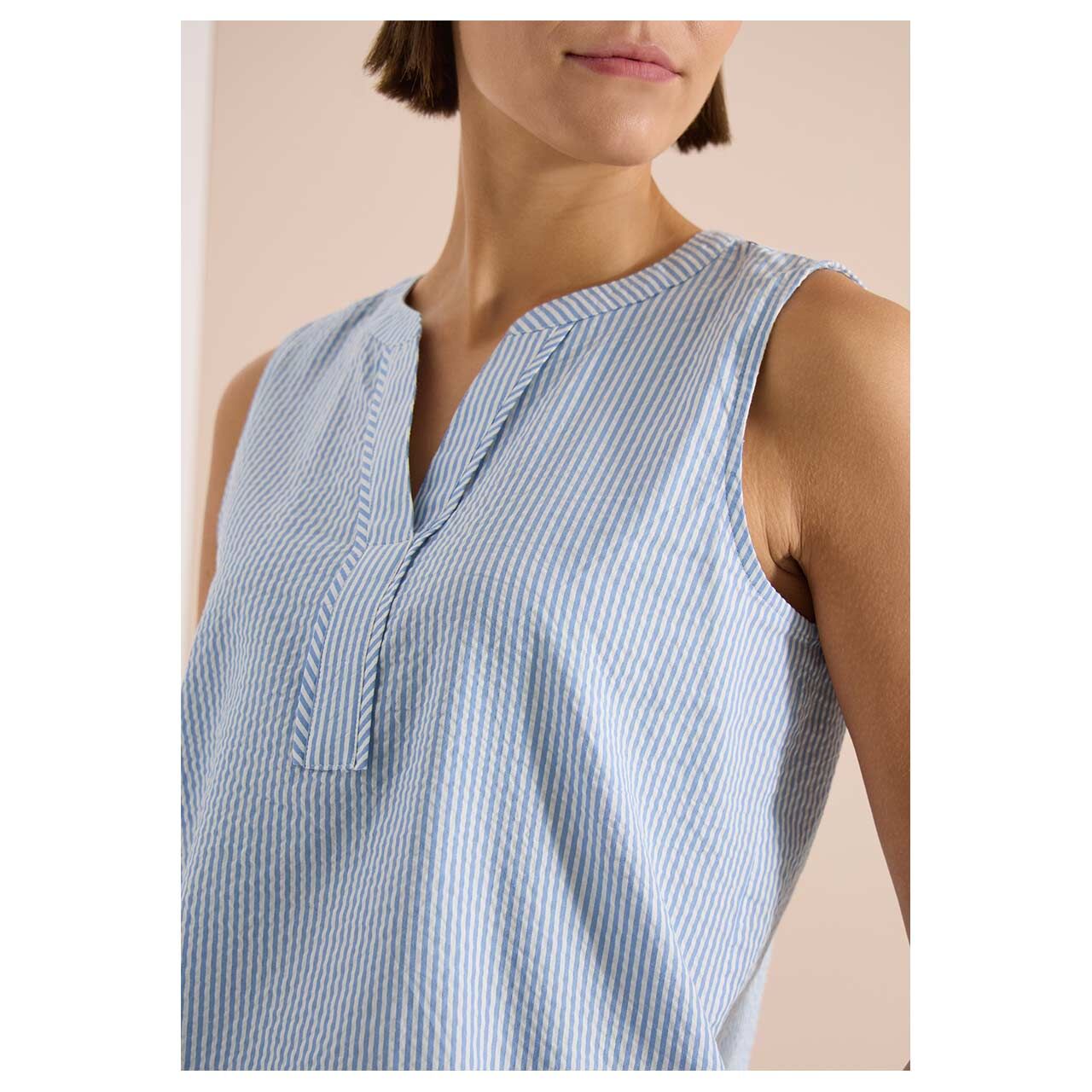 Damen Blusen Top Seersucker Stripe von Cecil in Hellblau gestreift, detaillierte Vorderansicht am Model