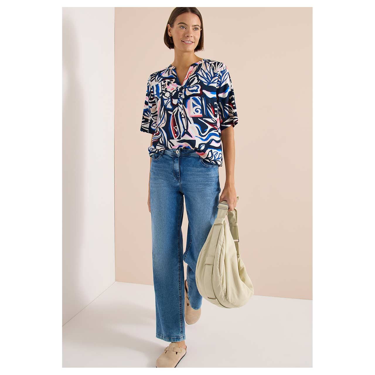 Damen Kurzarm Bluse Splitneck von Cecil in Blau mit Print, Ganzkörperansicht Outfit Model