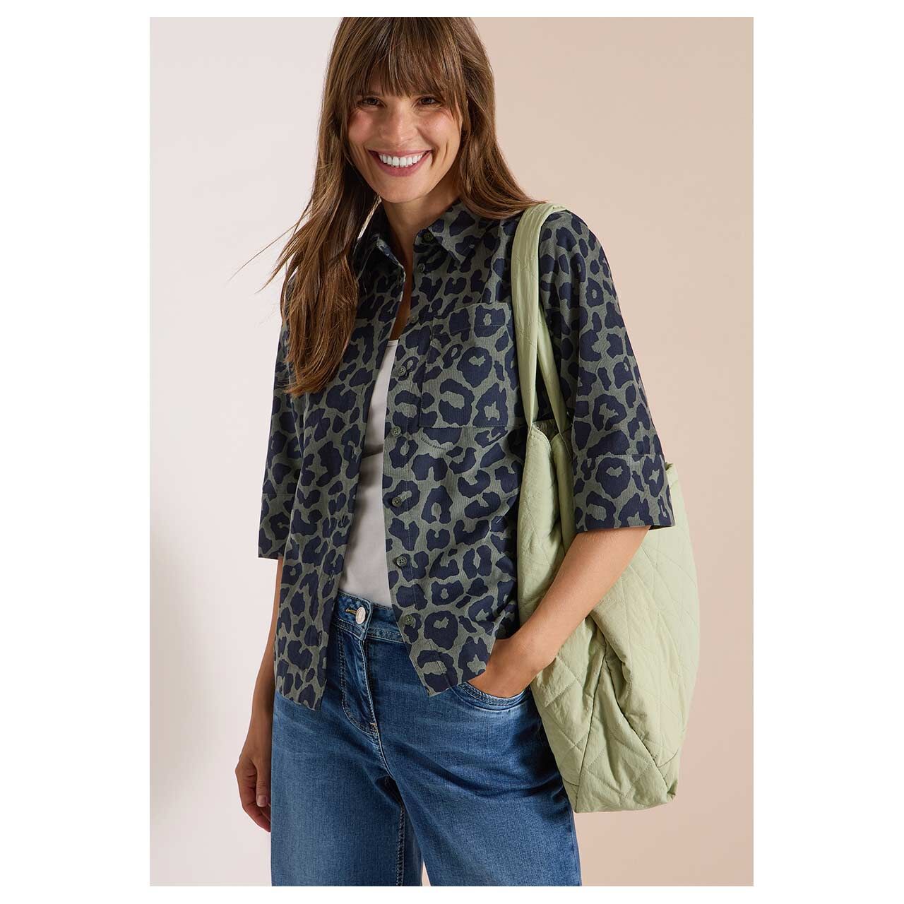 Damen Kurzarm Cord Bluse Corduroy von Cecil in Olivgrün mit Print, Vorderansicht gestylt am Model
