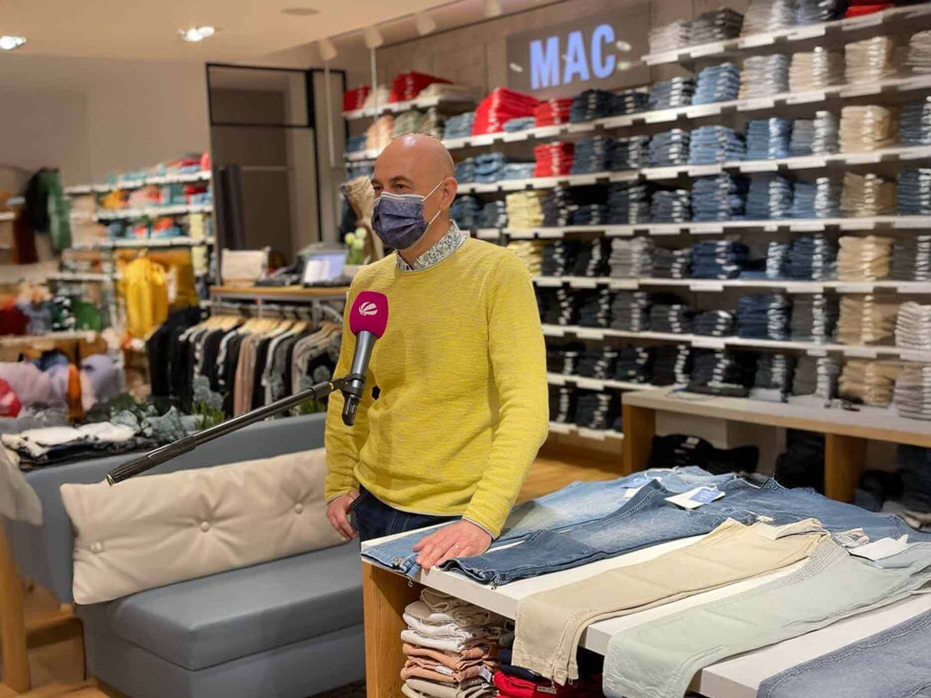 Tobias Eierund steht vor einem Mikrofon und gibt ein Interview.