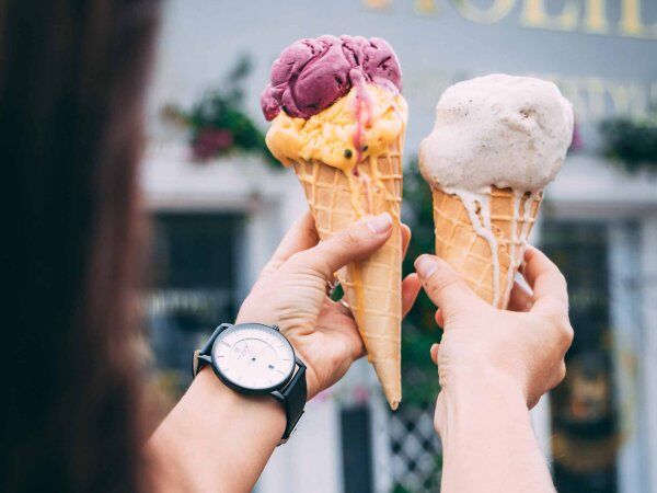 Zwei Waffeleis werden in den Händen gehalten.