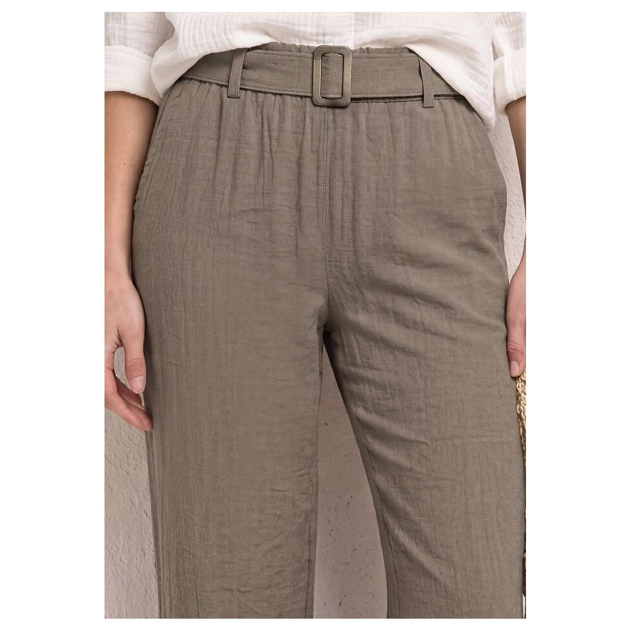 Damenhose Wide Leg von Street One in Beige, detaillierte Vorderansicht am Model