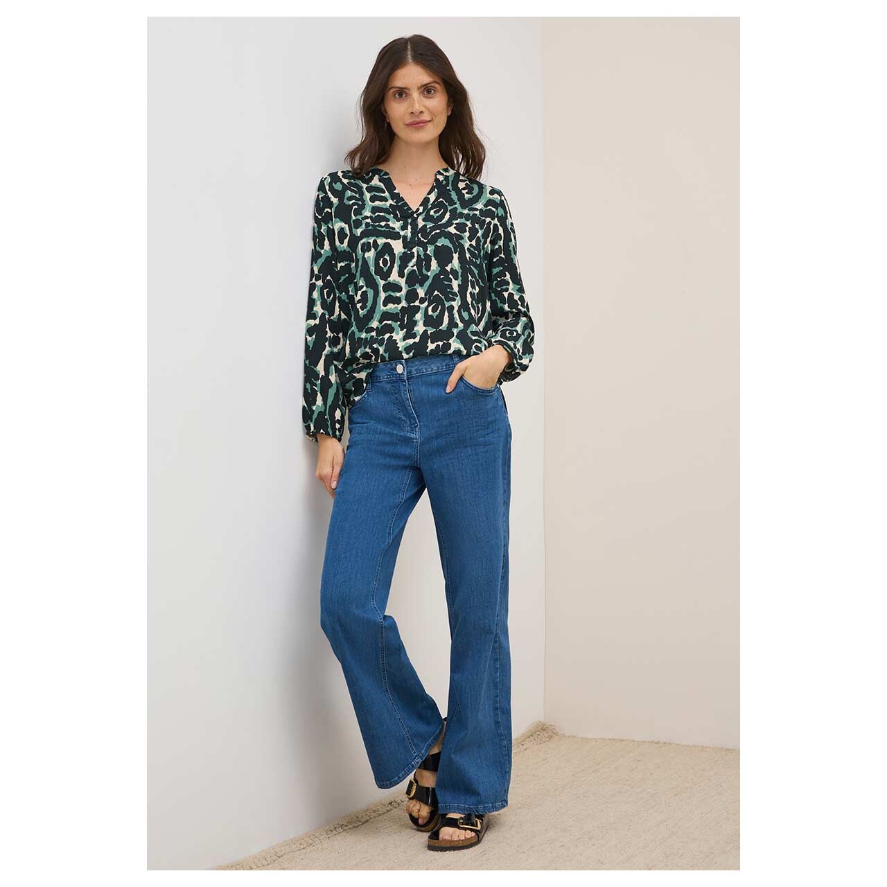 Damen Langarm Bluse von Cecil in Dunkelgrün mit Print, Ganzkörperansicht am Model