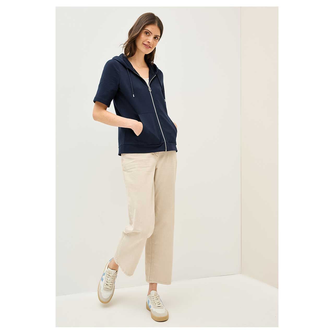 Damen Kurzarm Hoodie Sweatjacke von Cecil in Dunkelblau mit der Farbnummer 16715, Ganzkörper am Modell