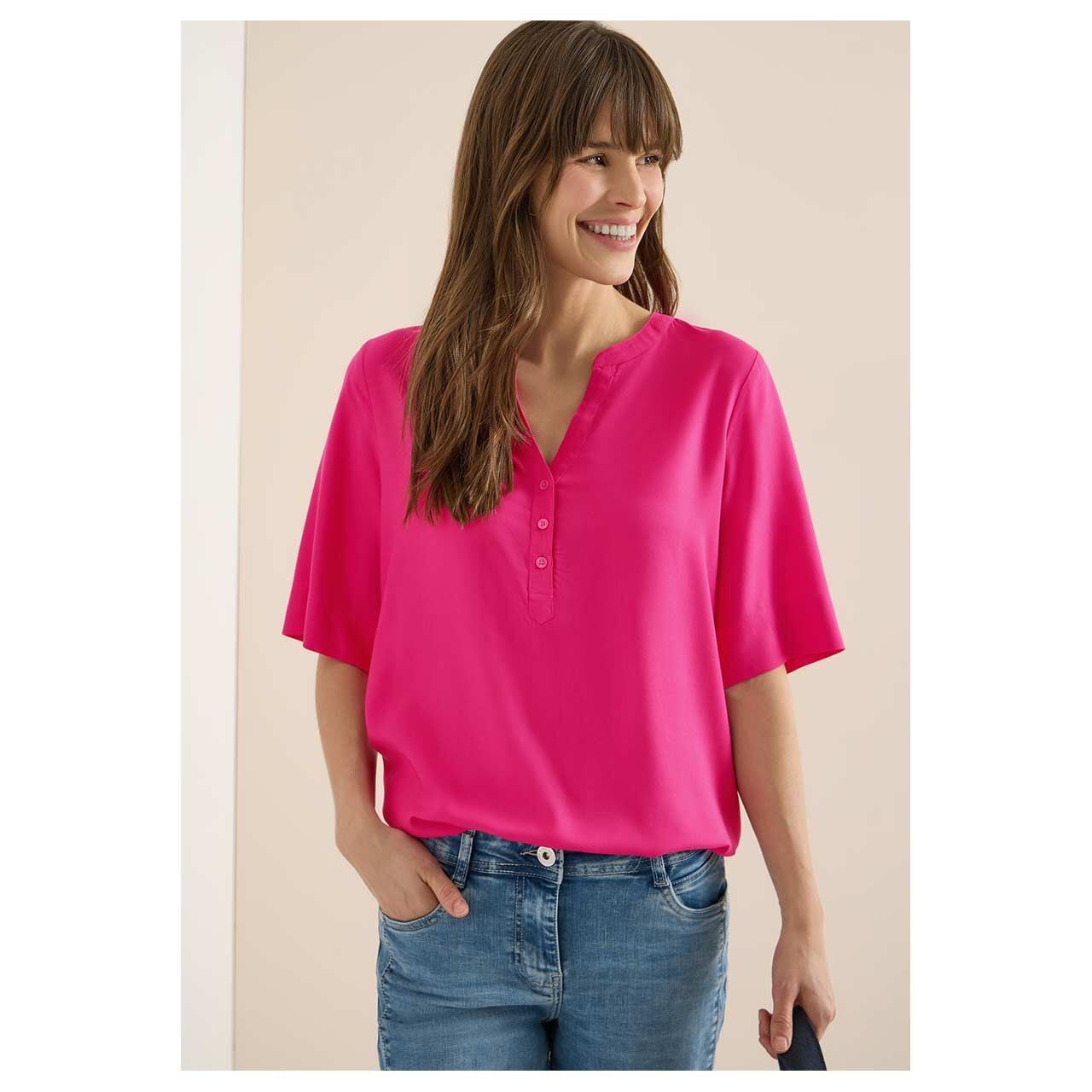 Damen Kurzarm Bluse Solid Splitneck von Cecil in Pink, Nahansicht am Model