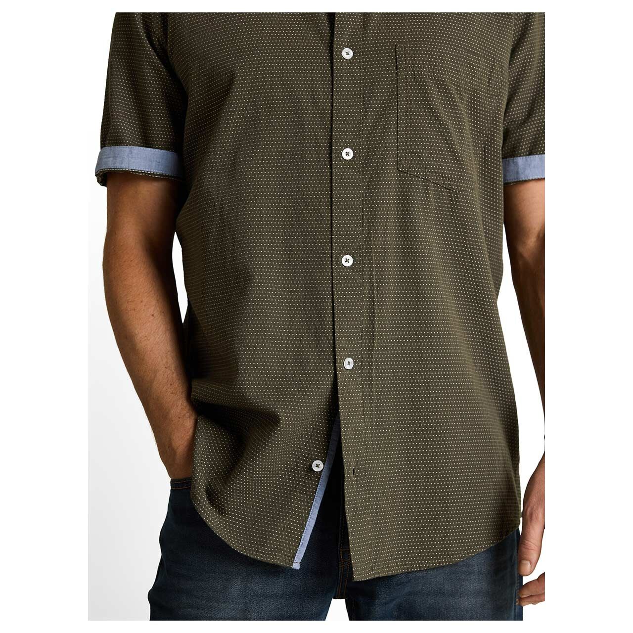 Herren 1/2 Arm Hemd  von Tom tailor in Grün mit Print, detaillierte Vorderansicht am Model