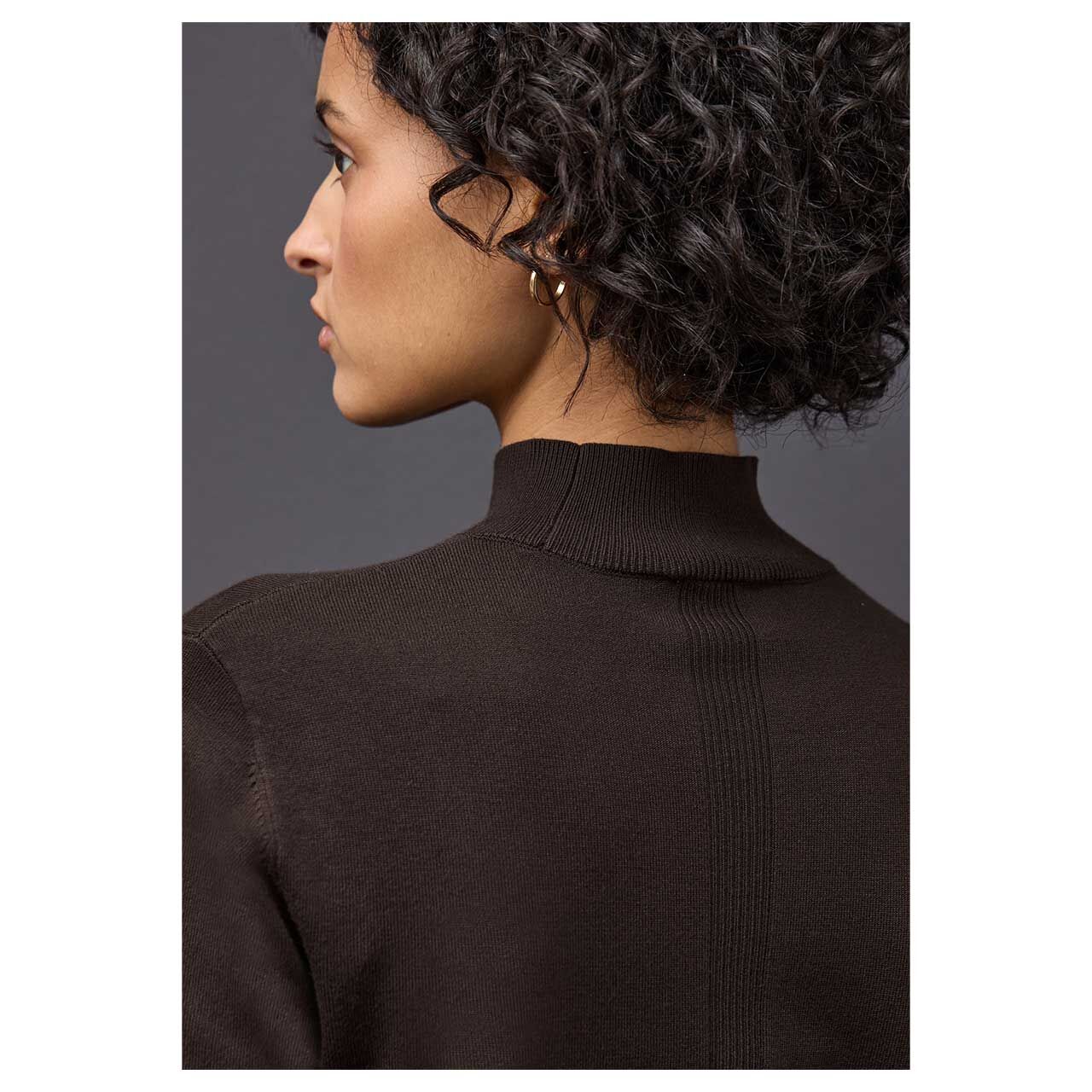 Damen Rollkragen Pullover Turtle Sweater von Street One in Dunkelbraun, Ganzkörperansicht am Model