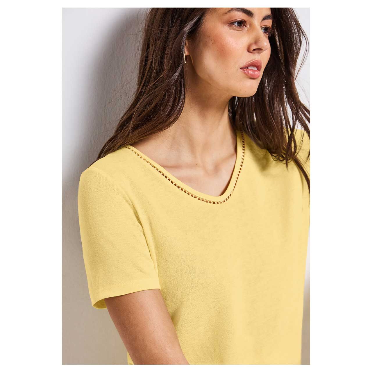 Damen T-Shirt Linen Look with Crochet von Street One in Gelb, Detailansicht Oberkörper getragen